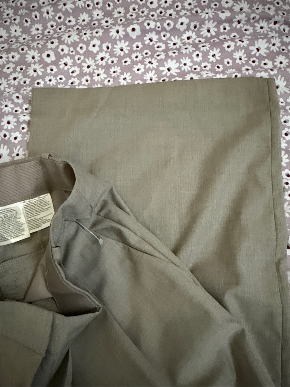 High-Waist Pleated Wide-Leg Trousers - Picture 4 of 5